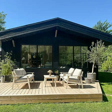 Cozy House With Garden And Vintage Finds Holiday home *